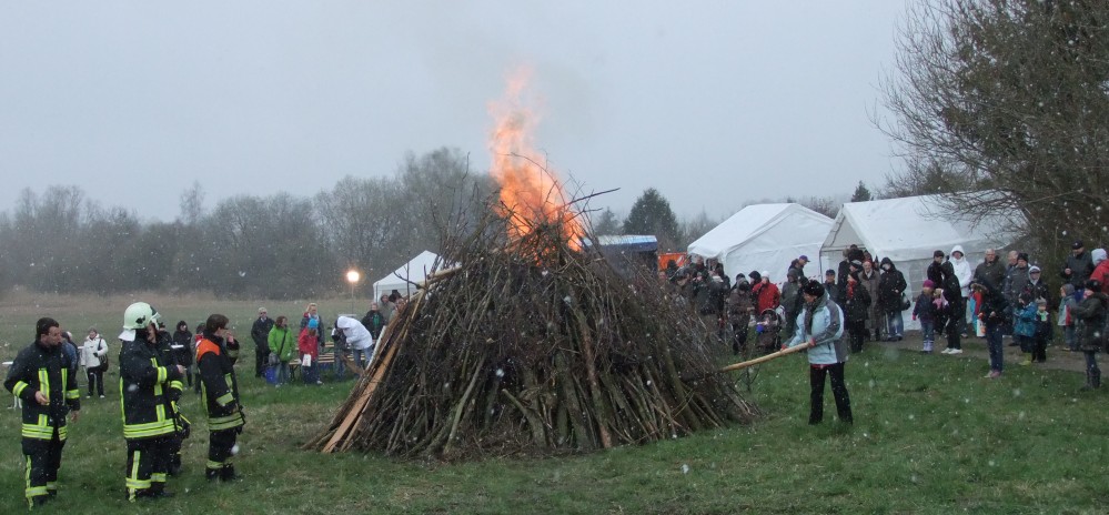 Osterfeuer auf der Zingelwiese in Dierkow